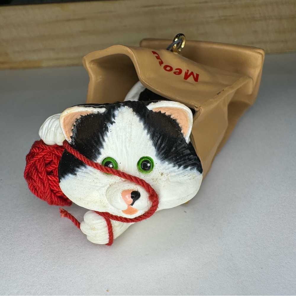Vintage Hallmark Keepsake Ornament Meow Mart 1990 Kitten Cat Christmas